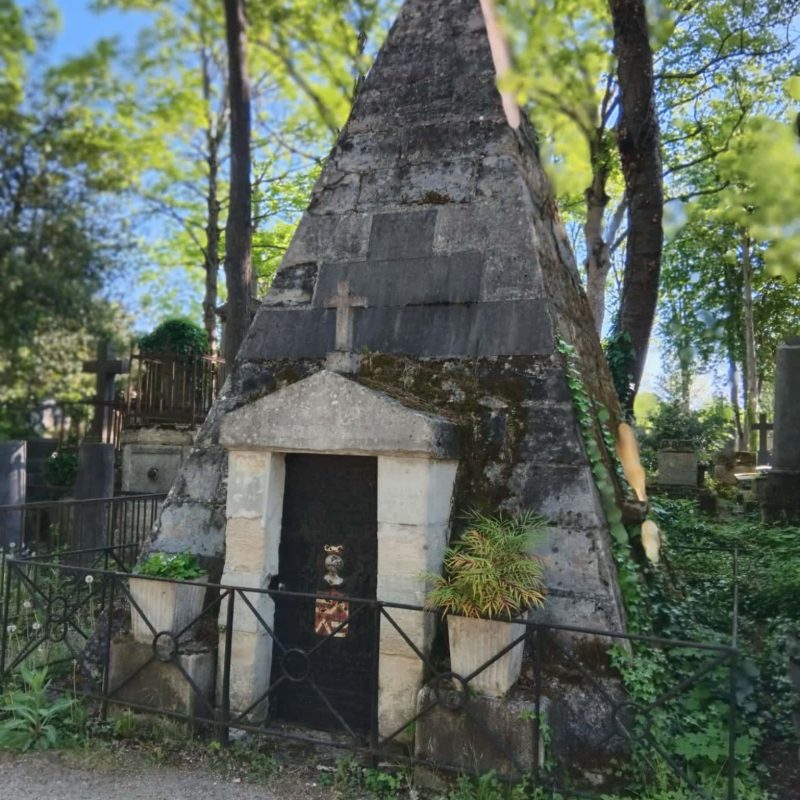 The sole Scotsman buried at Père Lachaise Cemetery, Quintin Crawford or Craufurd, author and friend of Maria Antoinette.