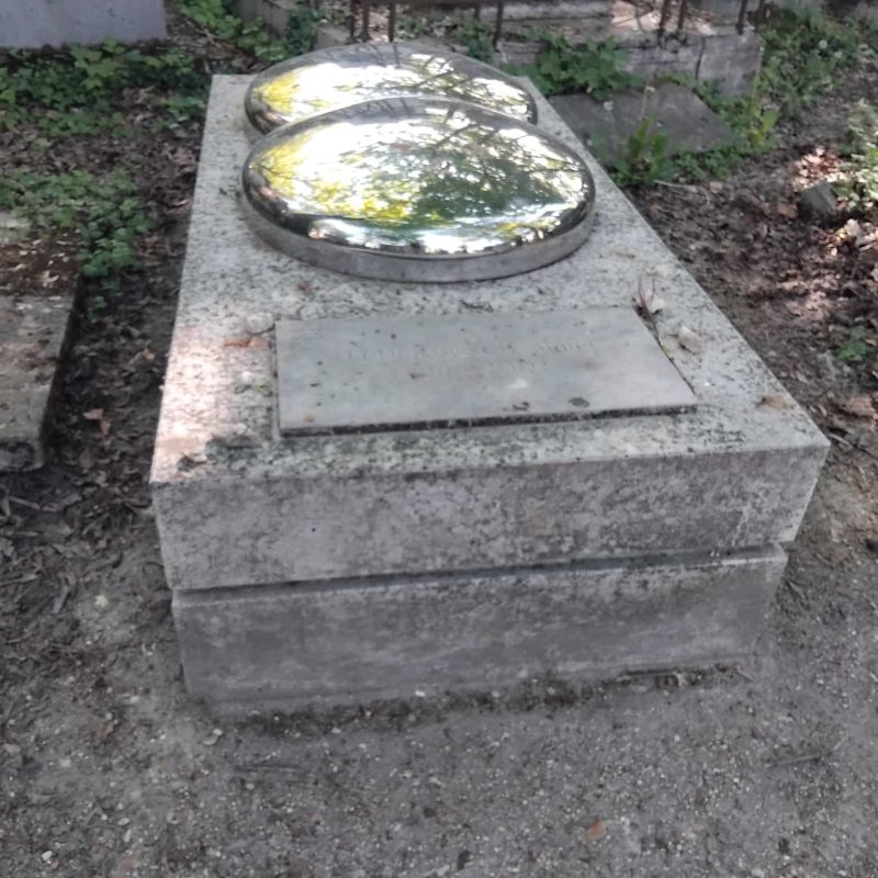 An unusual sculpture design on a grave at Père Lachaise Cemetery signifying what?
