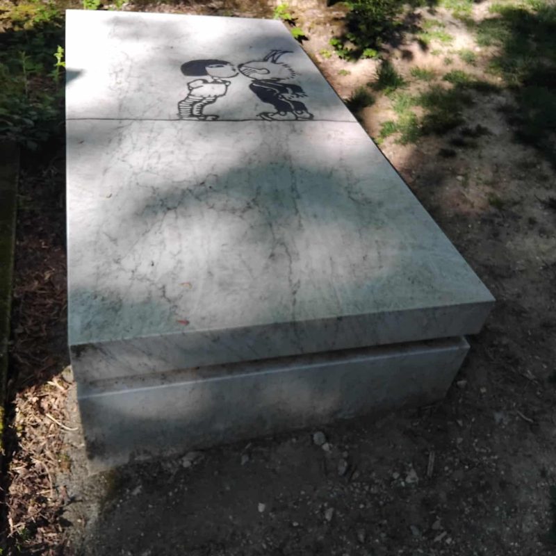 Two lovers at peace with one another at Père Lachaise Cemetery!